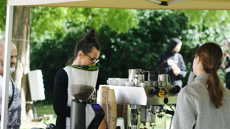 Coffee Bike Máma mele kafe v parku Sady svobody