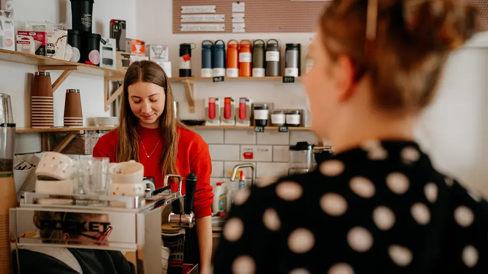 Interiér espresso baru Máma mele kafe na Hrnčířské ulici