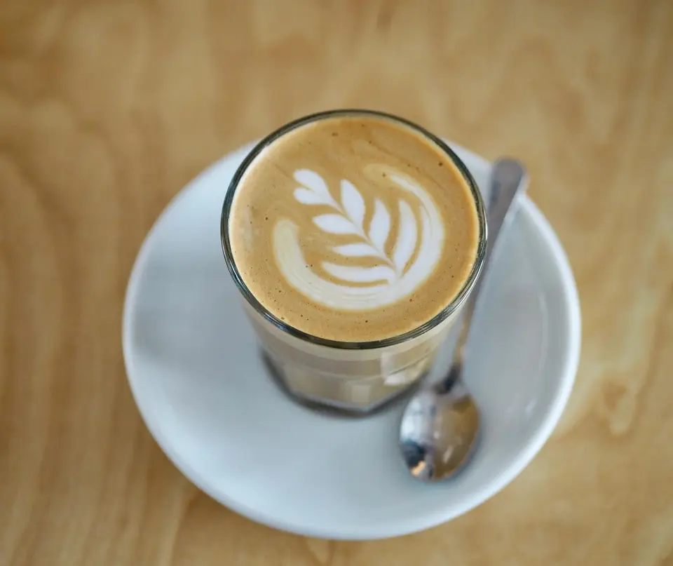 Cortado s latte art ve skleničce